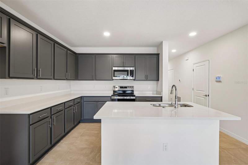 3 bedroom Townhouse at 6848 Holcombe Down Drive, Twin Oaks, Zephyrhills — photo 3