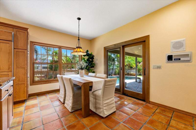 4 bedroom Single Family Residence at 2917 Sandpiper Place, Feather Sound Custom Home Site Unit III, Clearwater — photo 5