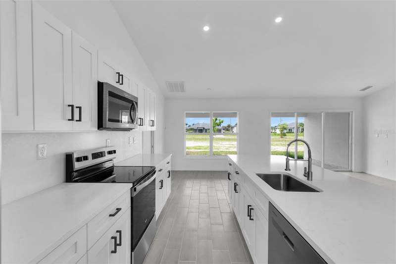 4 bedroom Single Family Residence at 4130 NW 33rd Street, Cape Coral, Cape Coral — photo 5