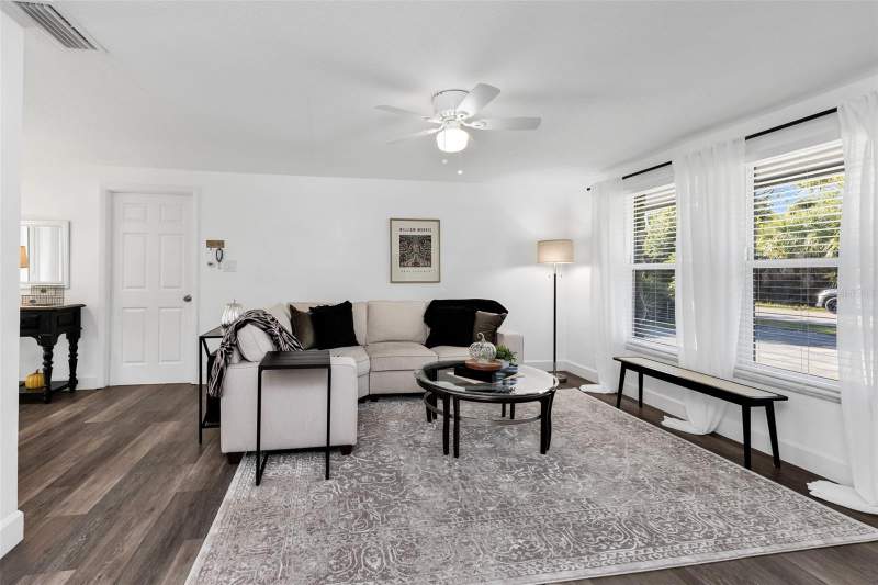 3 bedroom Single Family Residence at 2562 Lakeshore Circle, Port Charlotte Sec 018, Port Charlotte — photo 4