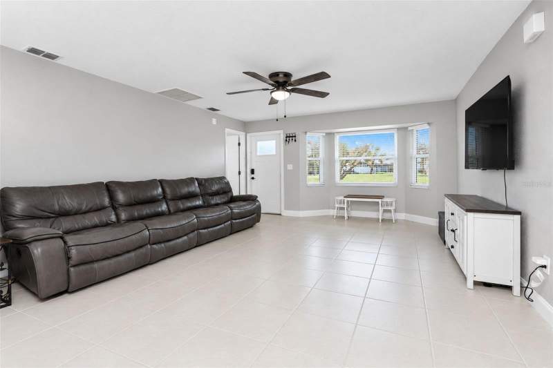 4 bedroom Single Family Residence at 1093 Dorchester St, Port Charlotte Sec 026, Port Charlotte — photo 5