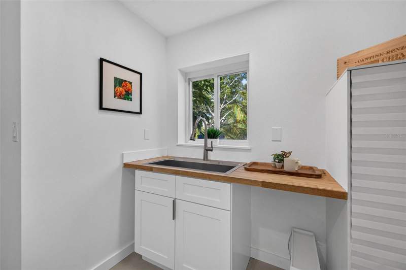 4 bedroom Single Family Residence at 1300 Pleasant Way, Pinellas Point Add Sec A Mound Sec, St Petersburg — photo 4