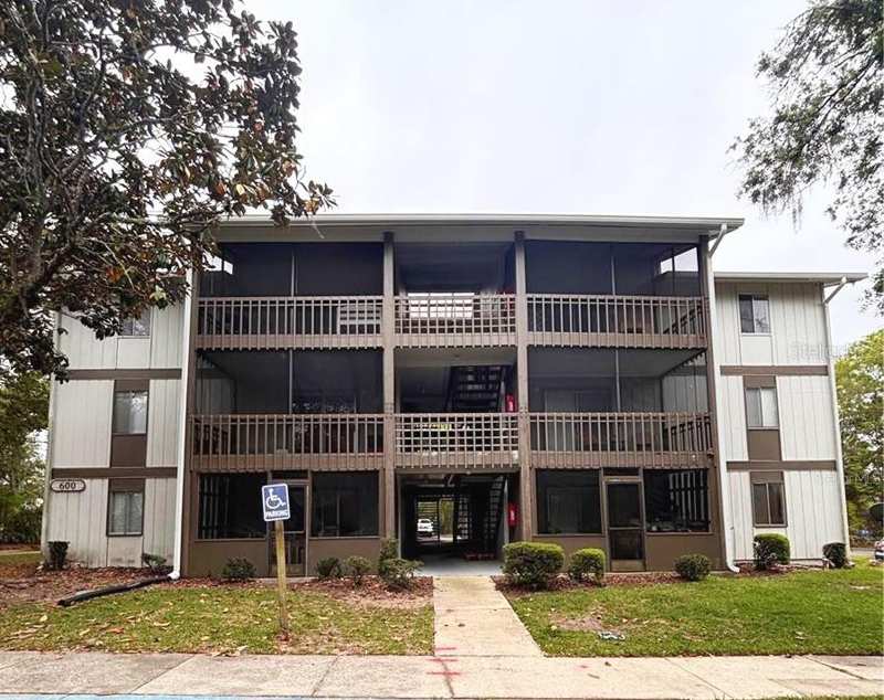 1 bedroom Condominium at 6519 W Newberry Road #604, Oaks, Gainesville — photo 1