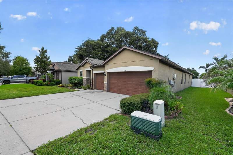 4 bedroom Single Family Residence at 2130 Landside Drive, Bonvida, Valrico — photo 2
