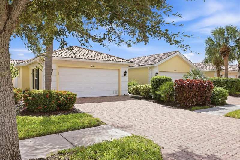 2 bedroom Villa at 7621 Quinto Drive, Villagewalk, Sarasota — photo 1