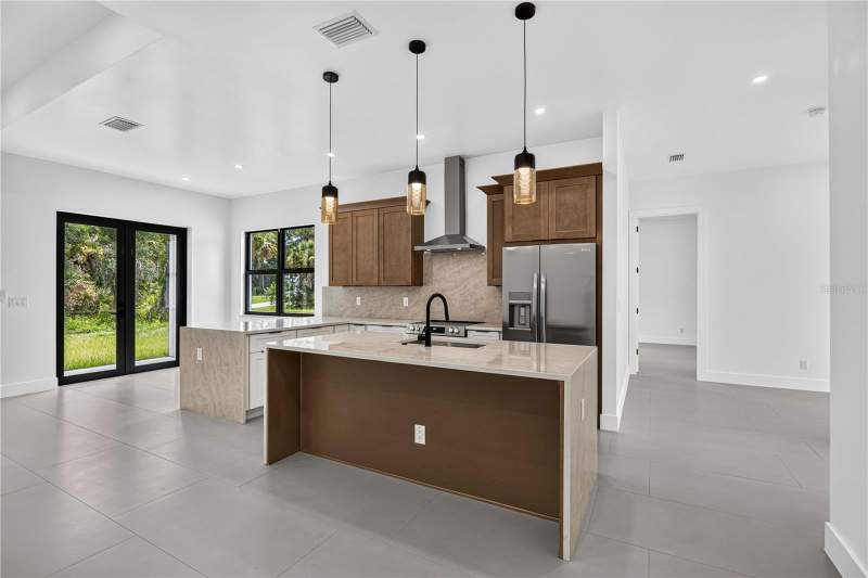 4 bedroom Single Family Residence at 18420 Jefferson Avenue, Port Charlotte Sec 014, Port Charlotte — photo 4