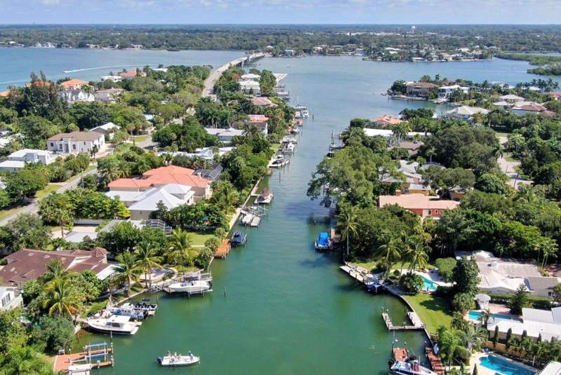 4 bedroom Single Family Residence at 749 Siesta Drive, Bay Island, Sarasota — photo 2