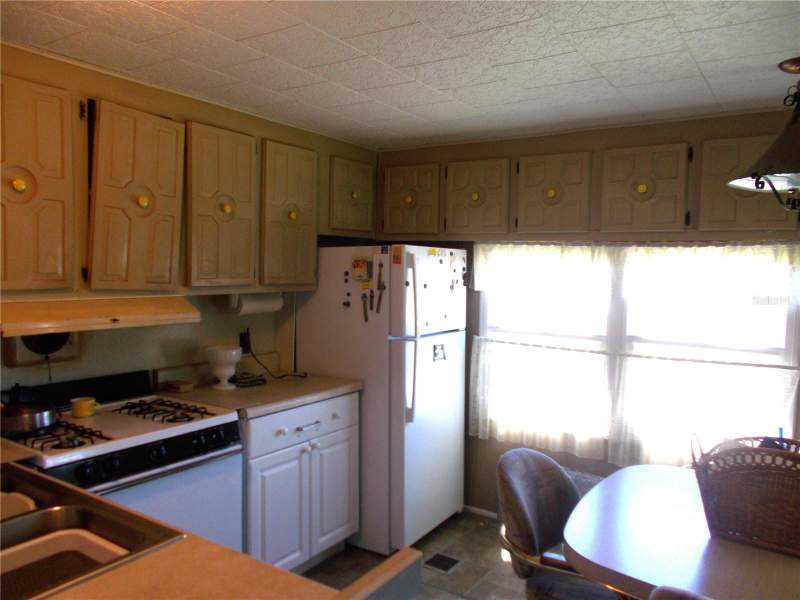 2 bedroom Mobile Home at 6384 Charm Court, Holiday Park, North Port — photo 4