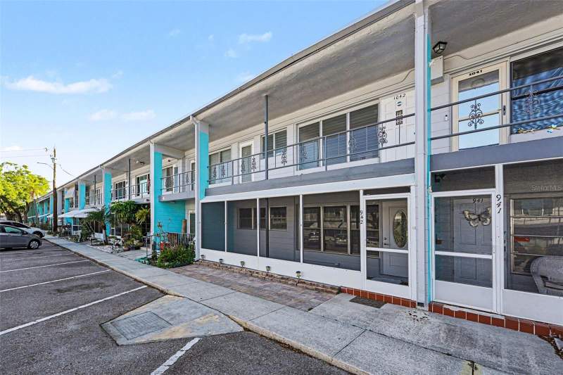 Clearview OaksCondos for Sale in Kenneth City, FL