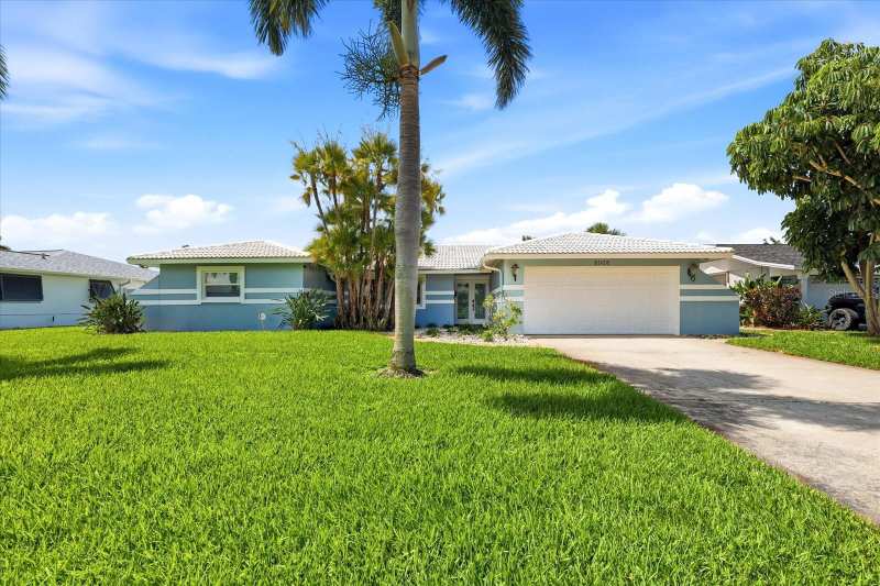 3 bedroom Single Family Residence at 8008 13th Avenue, South Cswy Isle Yacht Club 4th Add, St Petersburg — photo 1