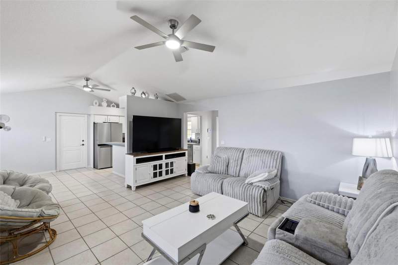 3 bedroom Single Family Residence at 9910 Gulfstream Boulevard, Port Charlotte Sec 074, Englewood — photo 3