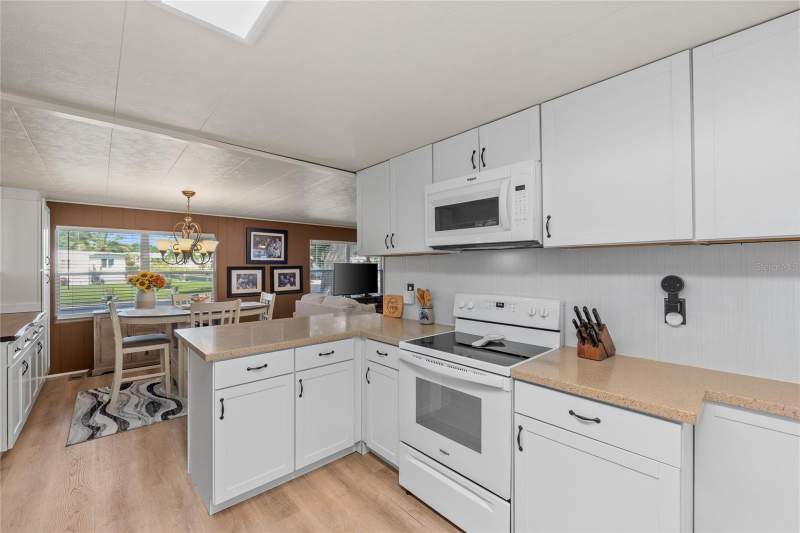 2 bedroom Mobile Home at 288 Salem Avenue #3, Lake Tarpon Mobile Home Village, Palm Harbor — photo 2