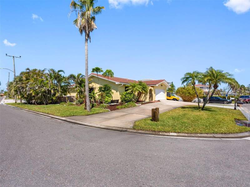 3 bedroom Single Family Residence at 562 Johns Pass Avenue, Crystal Island 2nd Add, Madeira Beach — photo 3