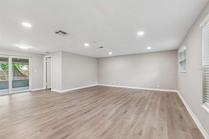 3 bedroom Single Family Residence at 1124 Jadewood Avenue, Woodvalley Unit 4, Clearwater — photo 4