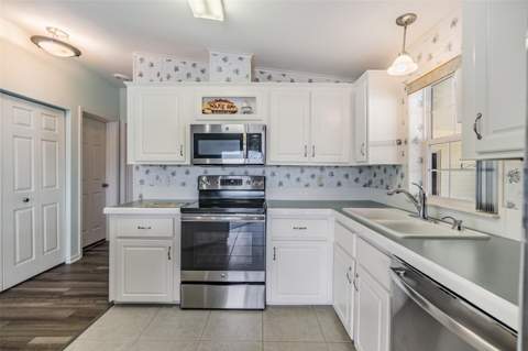 37443 Gill Avenue, Zephyrhills FL - photo 13 of 61