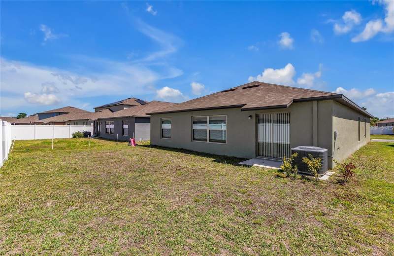 4 bedroom Single Family Residence at 10357 Scarlet Skimmer Drive, Southcreek Lot 14 Block 2, Riverview — photo 5