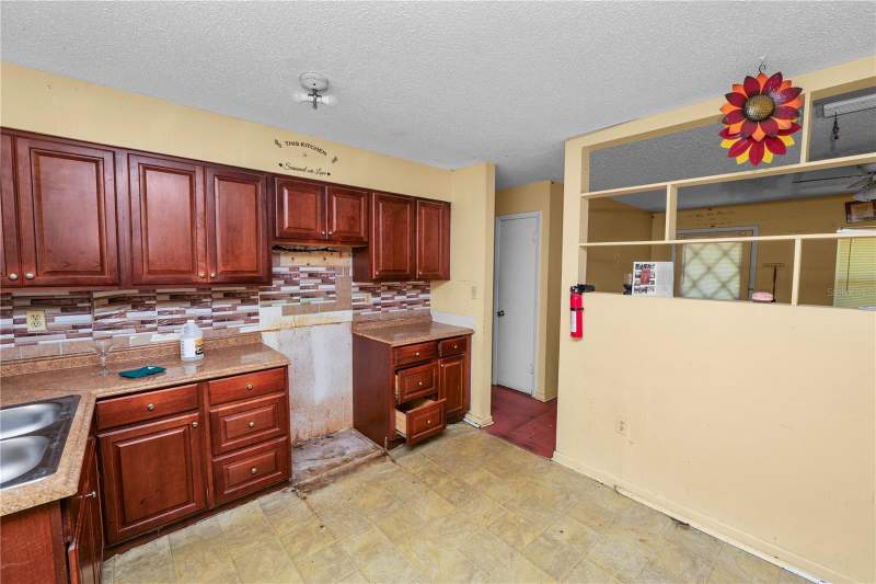 3 bedroom Single Family Residence at 807 S Seminole Avenue, Price-Gorhams Sec 26, Avon Park — photo 5