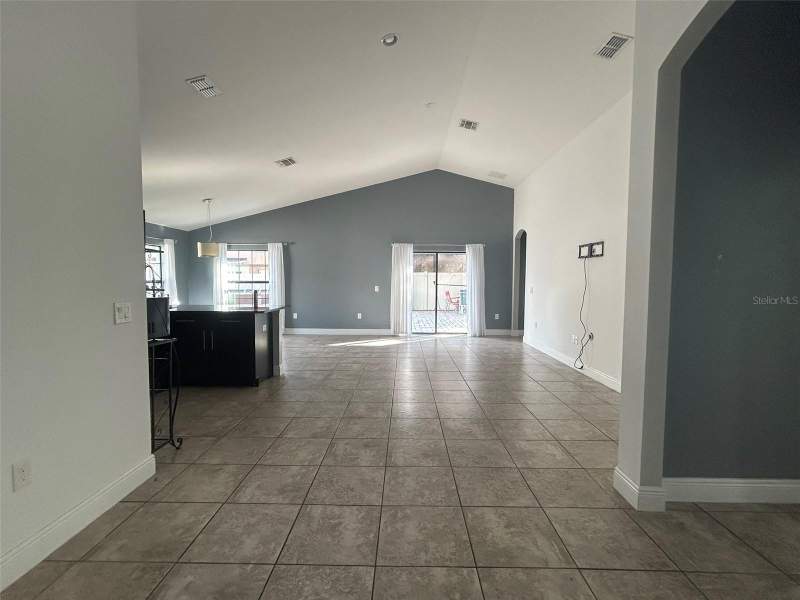 4 bedroom Single Family Residence at 305 Chelmsford Court, Poinciana Village 2 Nbhd 1, Kissimmee — photo 3