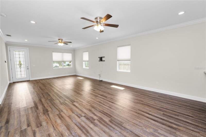 3 bedroom Single Family Residence at 3725 57th Avenue, East Orangewood Heights, St Petersburg — photo 3