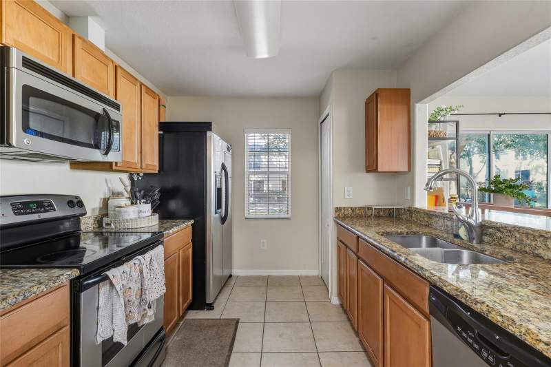 3 bedroom Townhouse at 10952 Keys Gate Drive, Summerfield Village 1 Tr 2, Riverview — photo 4