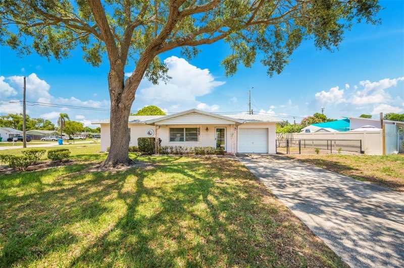 2 bedroom Single Family Residence at 10833 111th Place, Orange Manor, Seminole — photo 1