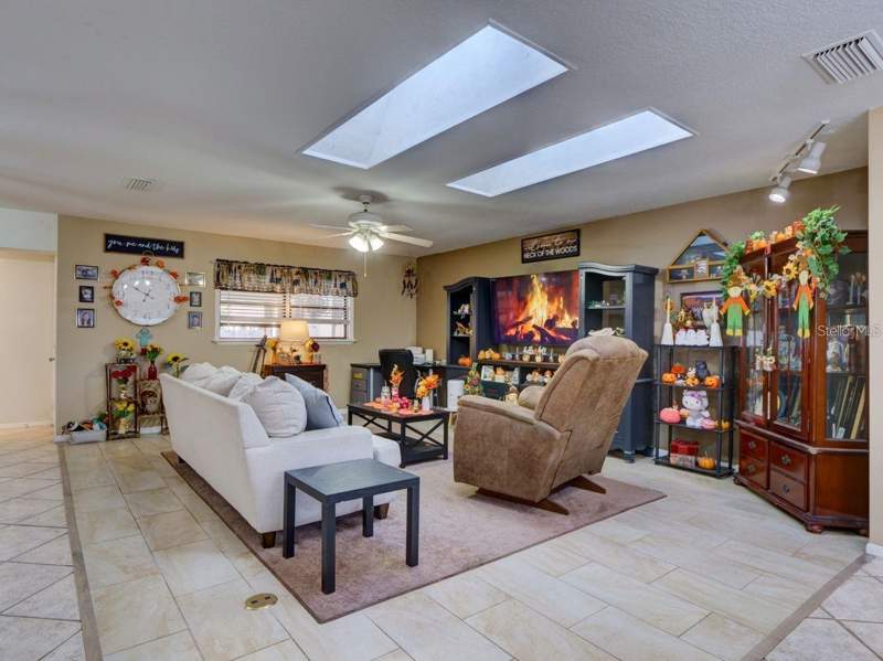 4 bedroom Single Family Residence at 31126 Prestwick Avenue, Mount Plymouth, Sorrento — photo 4