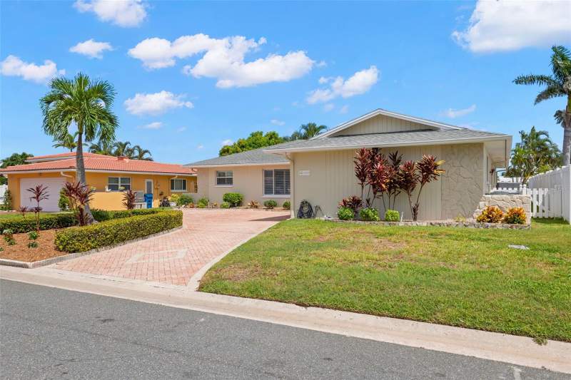 3 bedroom Single Family Residence at 12305 4th Street, Capri Isle Sub, Treasure Island — photo 2