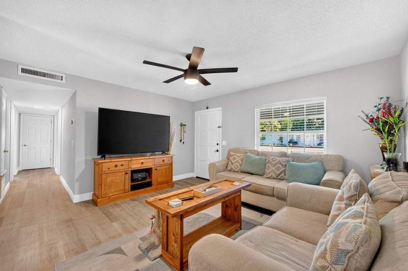 3 bedroom Single Family Residence at 880 Seminole Avenue, Lake Wayman Heights Lake Add, Longwood — photo 4