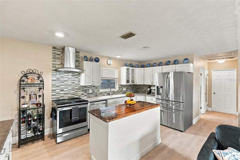 3 bedroom Single Family Residence at 8030 5th Street, Rio Vista, St Petersburg — photo 2