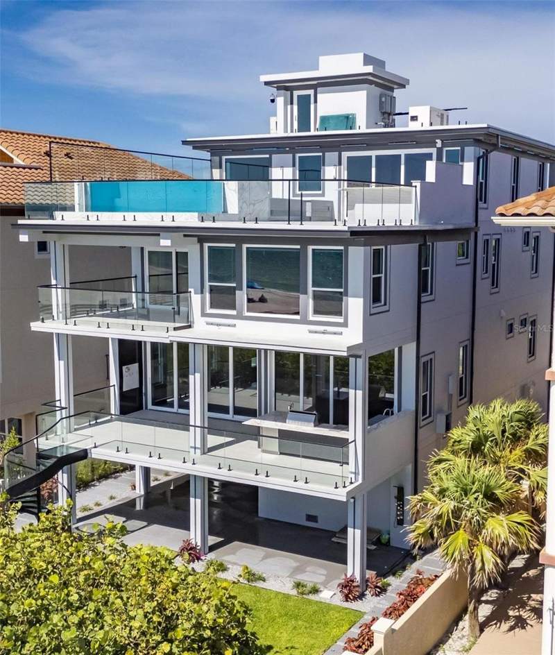 5 bedroom Single Family Residence at 9600 W Gulf Boulevard, Sawyer & Harrells 2nd Add, Treasure Island — photo 2