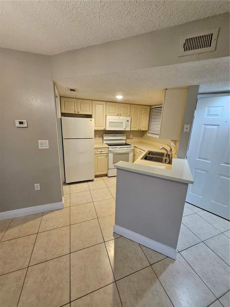 1 bedroom Condominium at 1908 Lake Atriums Circle #15, Plaza/Millenium, Orlando — photo 5