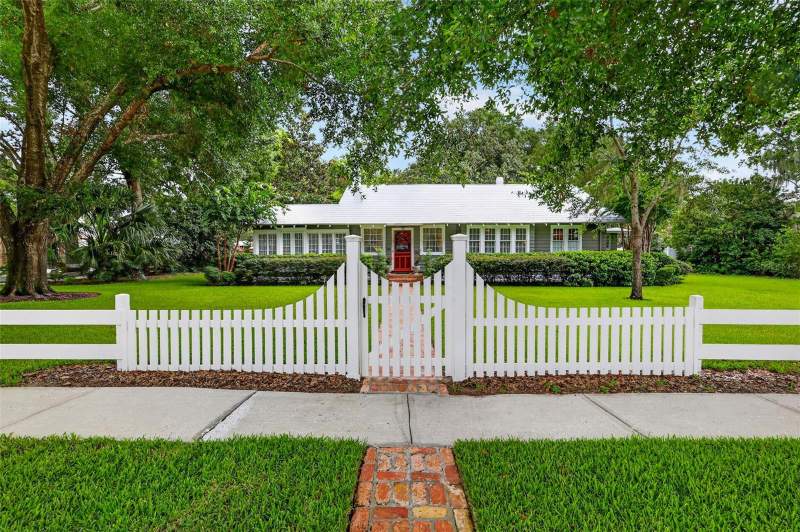 4 bedroom Single Family Residence at 1046 N McDonald Street, Mount Dora Mrs S D Shorts, Mount Dora — photo 2