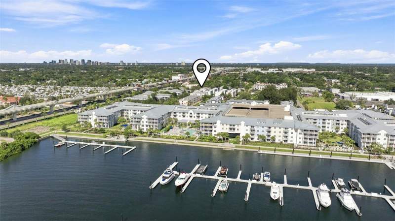 3 bedroom Townhouse at 4810 W McElroy Avenue #3, South Westshore Twnhms, Tampa — photo 2