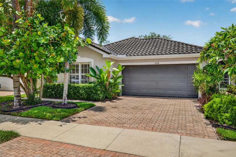3 bedroom Single Family Residence at 1574 Windamere Lane, Saturnia Lakes 3, Naples — photo 1