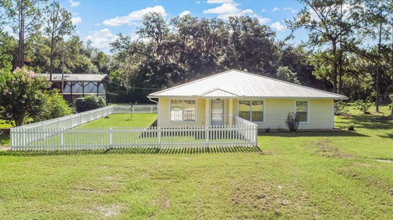 3 bedroom Single Family Residence at 17925 SE 49th Place, Turkey Hollow, Hawthorne — photo 4