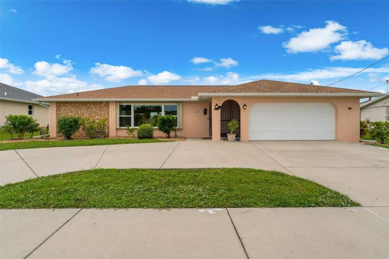 3 bedroom Single Family Residence at 21129 Edgewater Drive, Port Charlotte Sec 043, Port Charlotte — photo 2