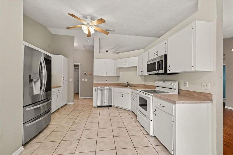3 bedroom Single Family Residence at 5110 NW 24th Drive, Rainbows 1st Add Ph I, Gainesville — photo 2