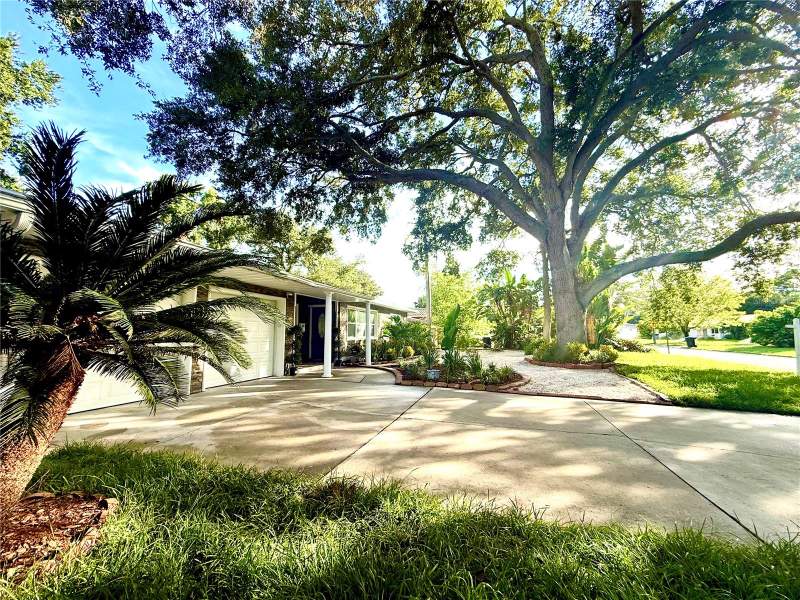 5 bedroom Single Family Residence at 1557 Robinson Drive, Jungle Country Club 4th Add, St Petersburg — photo 2