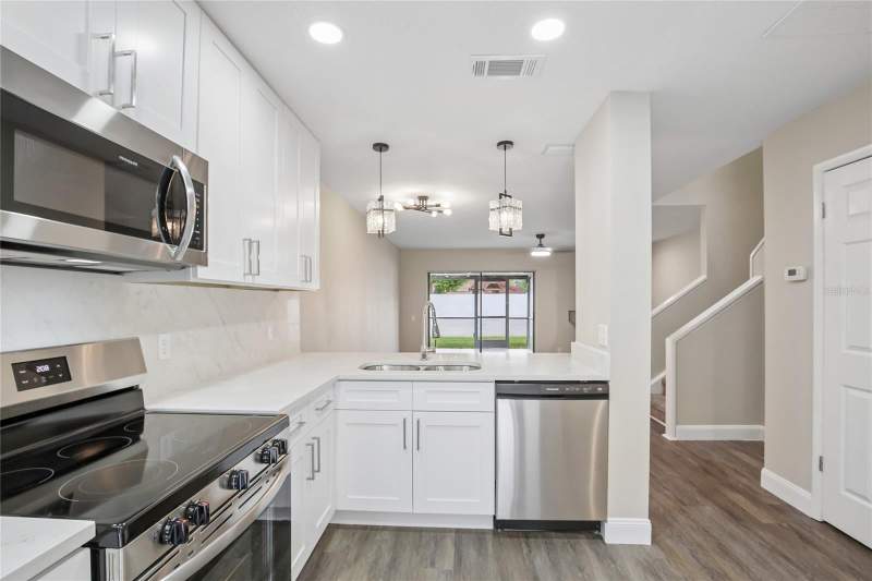 2 bedroom Townhouse at 717 Oak Park Place, Oak Park Twnhms, Brandon — photo 3