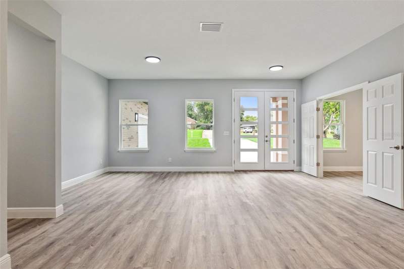 4 bedroom Single Family Residence at 2043 Watersedge Drive, Crystal Lake Estates, Deltona — photo 3