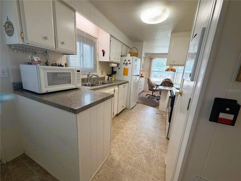 2 bedroom Mobile Home at 111 Chestnut Street, Hawthorne At Leesburg A Coop, Leesburg — photo 4