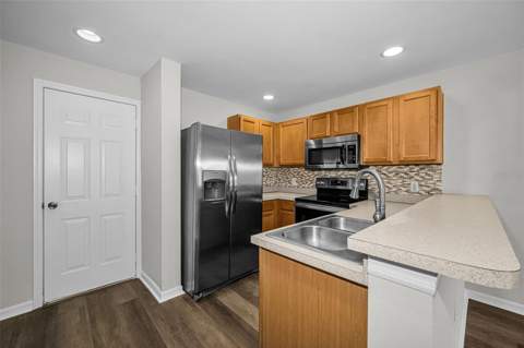 8013 Sutton Terrace Lane, Tampa FL - photo 9 of 38