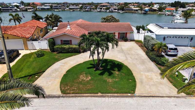 4 bedroom Single Family Residence at 7957 10th Avenue, South Cswy Isle Yacht Club 2nd Add, St Petersburg — photo 1