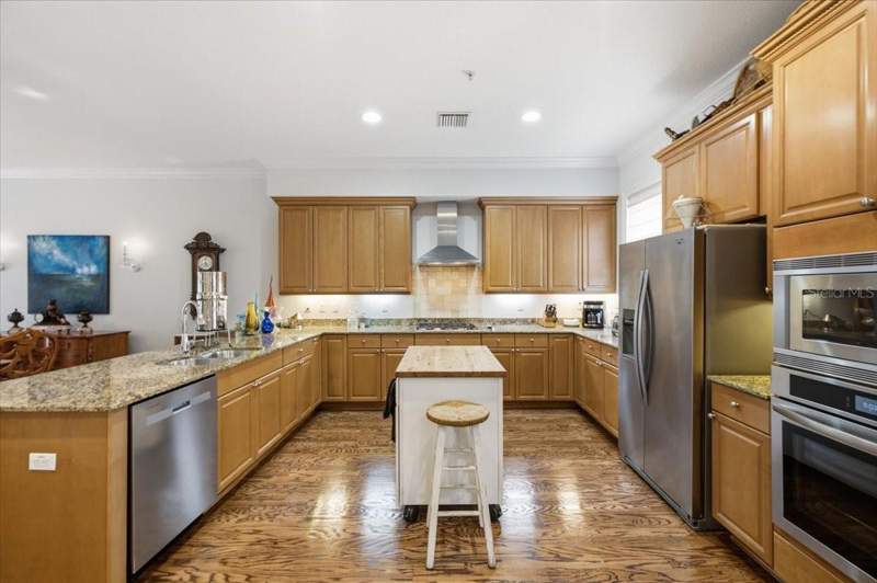3 bedroom Townhouse at 114 E Davis Boulevard #8, Villa Del Mare Twnhms, Tampa — photo 2