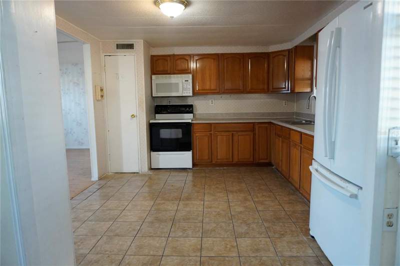 2 bedroom Mobile Home at 82125 B Street #125, Golden Gate Mobile Home Park Unrec, Pinellas Park — photo 4