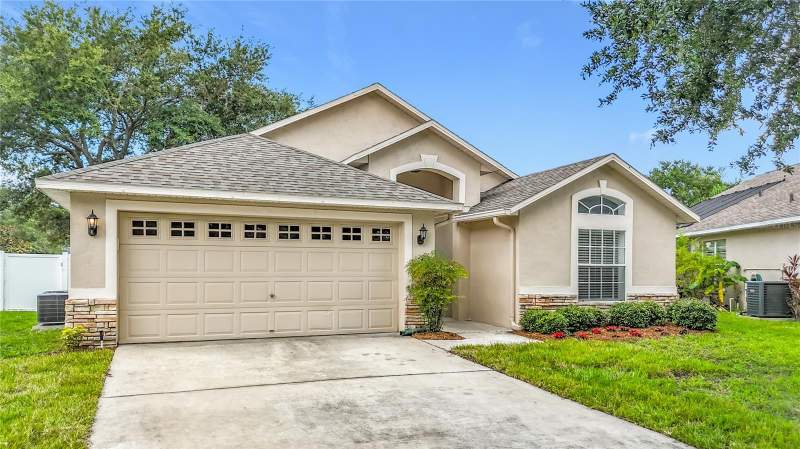 4 bedroom Single Family Residence at 7016 Jamestown Manor Drive, Lake St Charles Unit 2, Riverview — photo 3