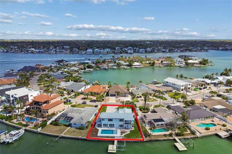 4 bedroom Single Family Residence at 478 HARBOR DRIVE, BROWNS ADD TO RE-REV MAP OF INDIAN BEACH, INDIAN ROCKS BEACH — photo 2