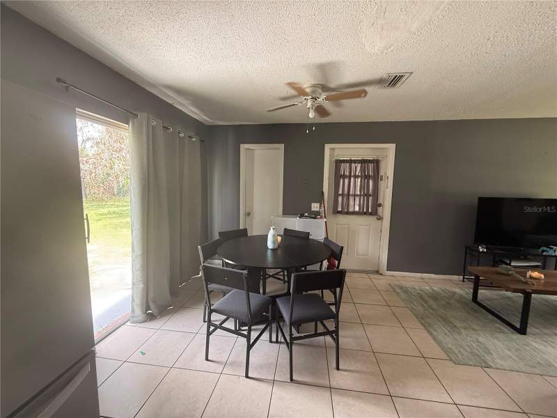 3 bedroom Single Family Residence at 11129 Roberts Lane, Happy Acres Sub No 1 Section D, Riverview — photo 5