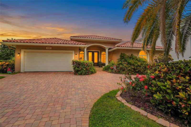 5 bedroom Single Family Residence at 2001 Illinois Ave NE, Venetian Isles, St Petersburg — photo 1