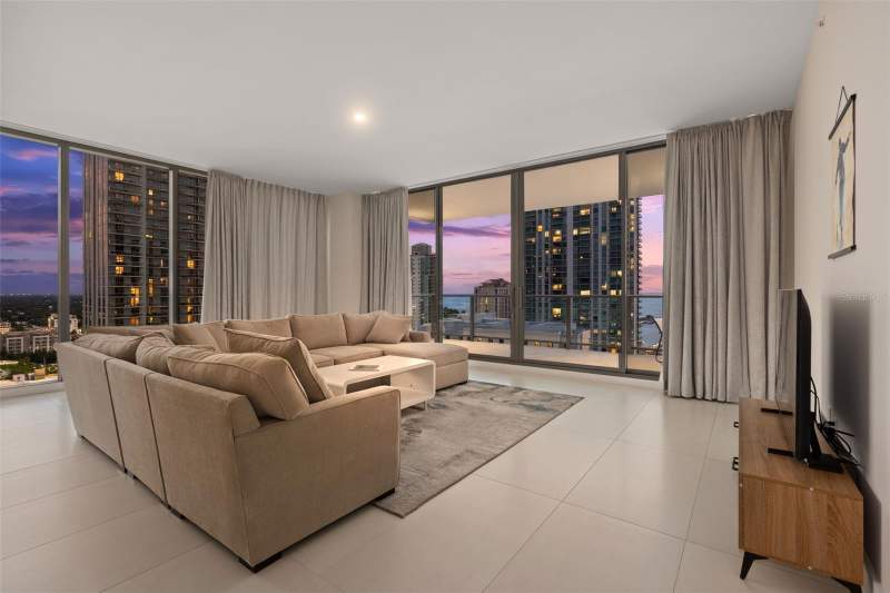 2 bedroom Condominium at 275 1st Avenue #1902, Art House Condominium, St Petersburg — photo 2